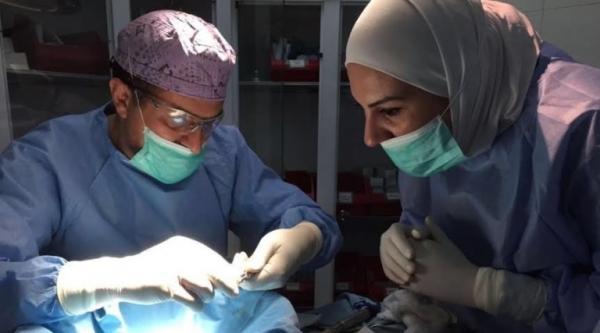 مريض يبصر بعد خمسة عشر عاماً في مدينة الحسين الطبية ...