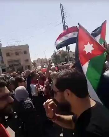 اردنيون يعتصمون امام السفارة الامريكية احتجاجا على العدوان الثلاثي