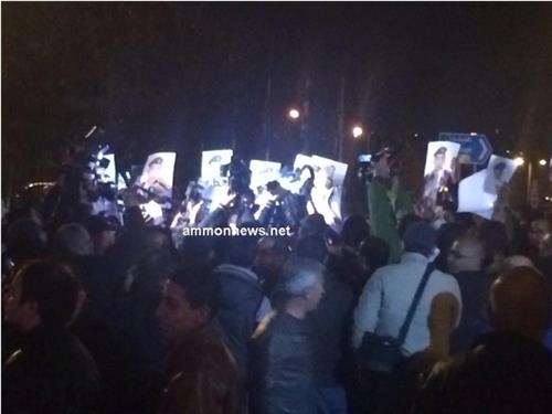 الصورة من تويتر لتجمع امام دار المحافظة في الكرك مساء الثلاثاء