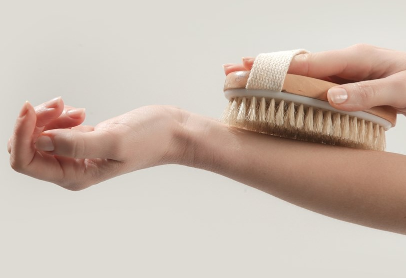 بشرة ناعمة ومتجددة ..  كل ما تجب معرفته عن تقشير الجلد الجاف