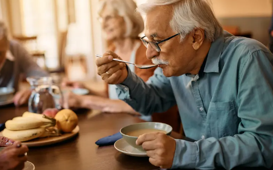صيام كبار السن ..  بين الفائدة والتحديات الصحية