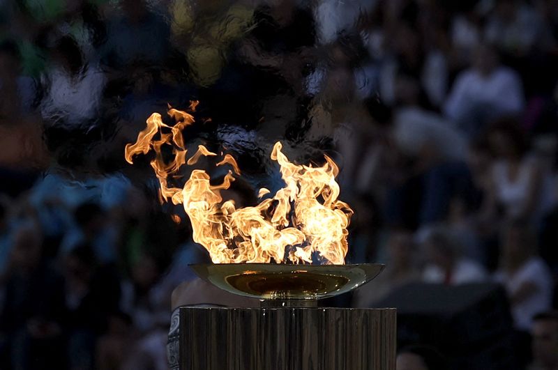 منظمو أولمبياد باريس 2024 يتسلمون الشعلة في أثينا