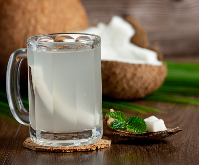 ماء الأرز أم ماء جوز الهند: أيهما يمنح بشرتك النضارة المثالية وكيف تختارين الأنسب؟