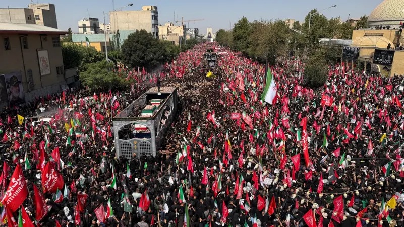 إيران ..  نعش خامنئي يصل إلى قم بعد وداع حاشد في شوارع طهران