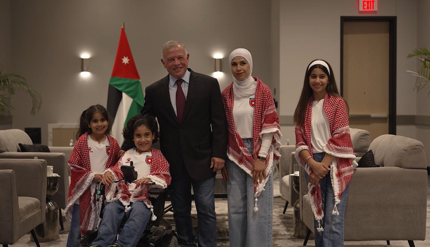 الملك يلتقي الطفل شهم في تكساس ويدعوه لحضور مباراة النشامى أمام الأرجنتين
