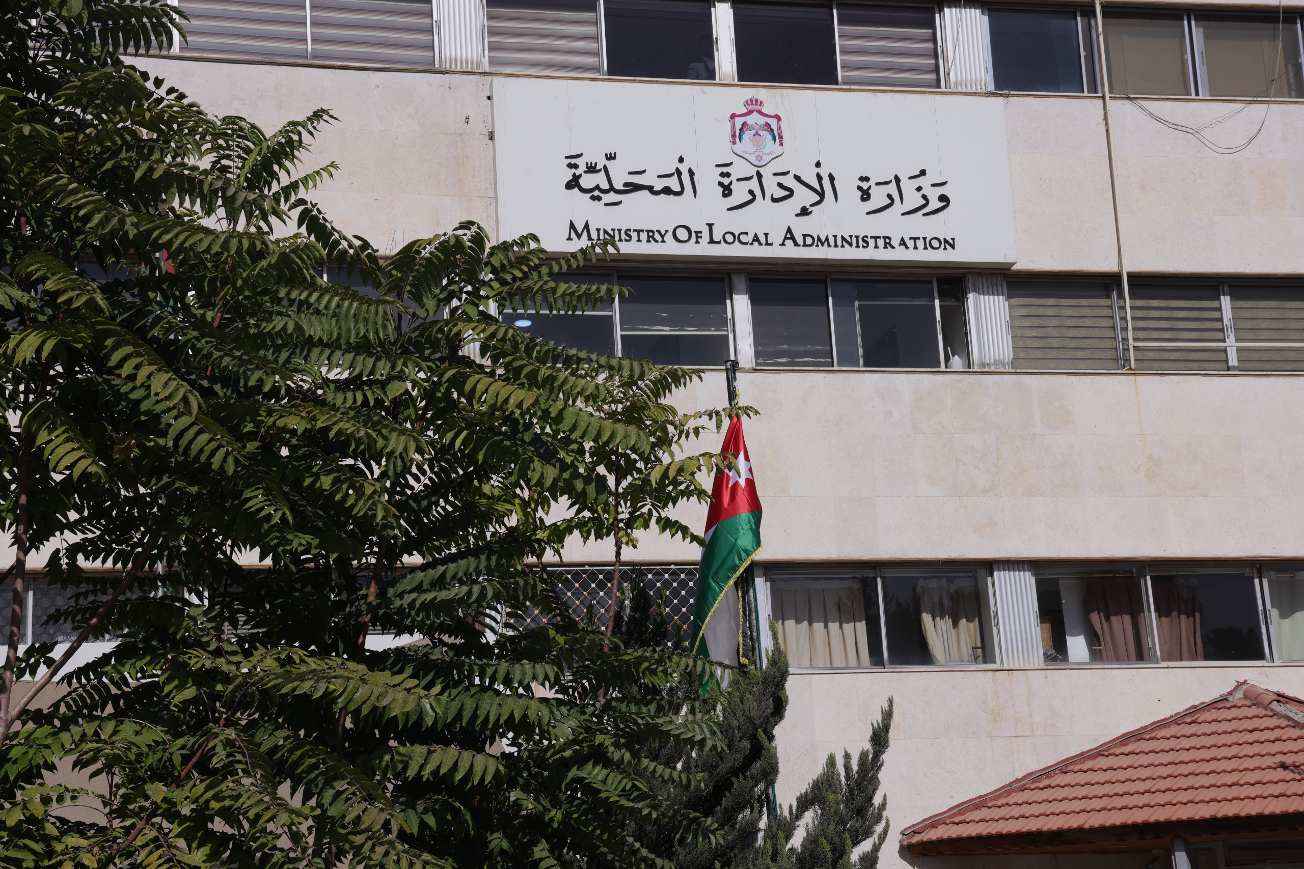 الحكومة تدعو للاستفادة من خصومات وإعفاءات ضريبة الأبنية والأراضي 