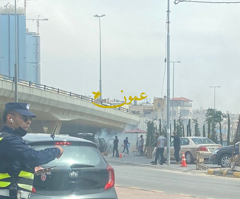 حريق مركبة في الشارع قرب ميدان الحرمين
