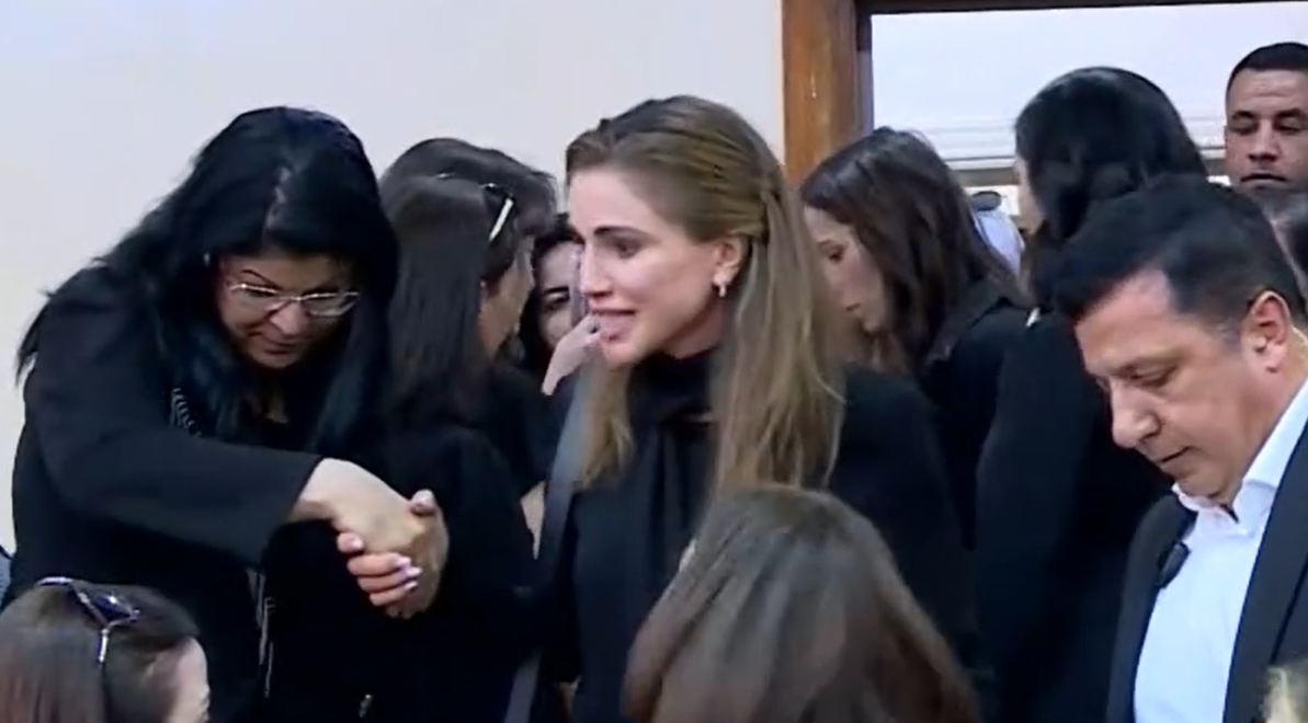 الملكة رانيا تقدم واجب العزاء بشهداء حمود في الكرك 