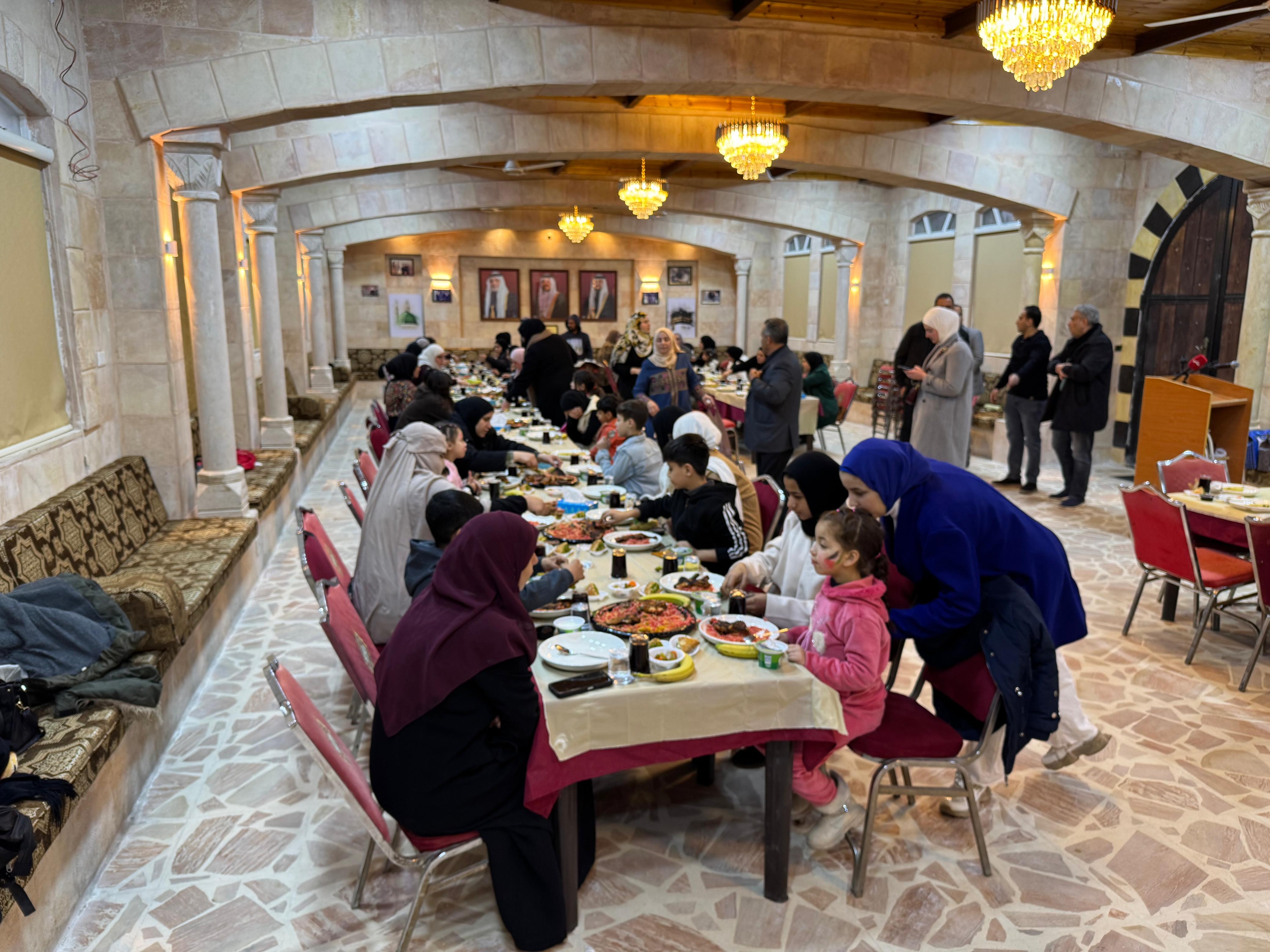 آل عبندة تقيم إفطارها الرمضاني الثاني للأيتام 