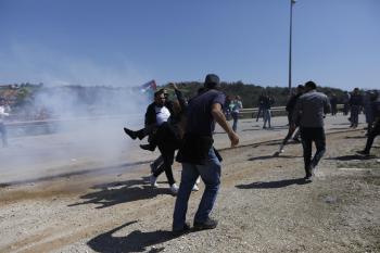 إصابات بقمع الاحتلال مسيرة ضد الاستيطان في اللبن