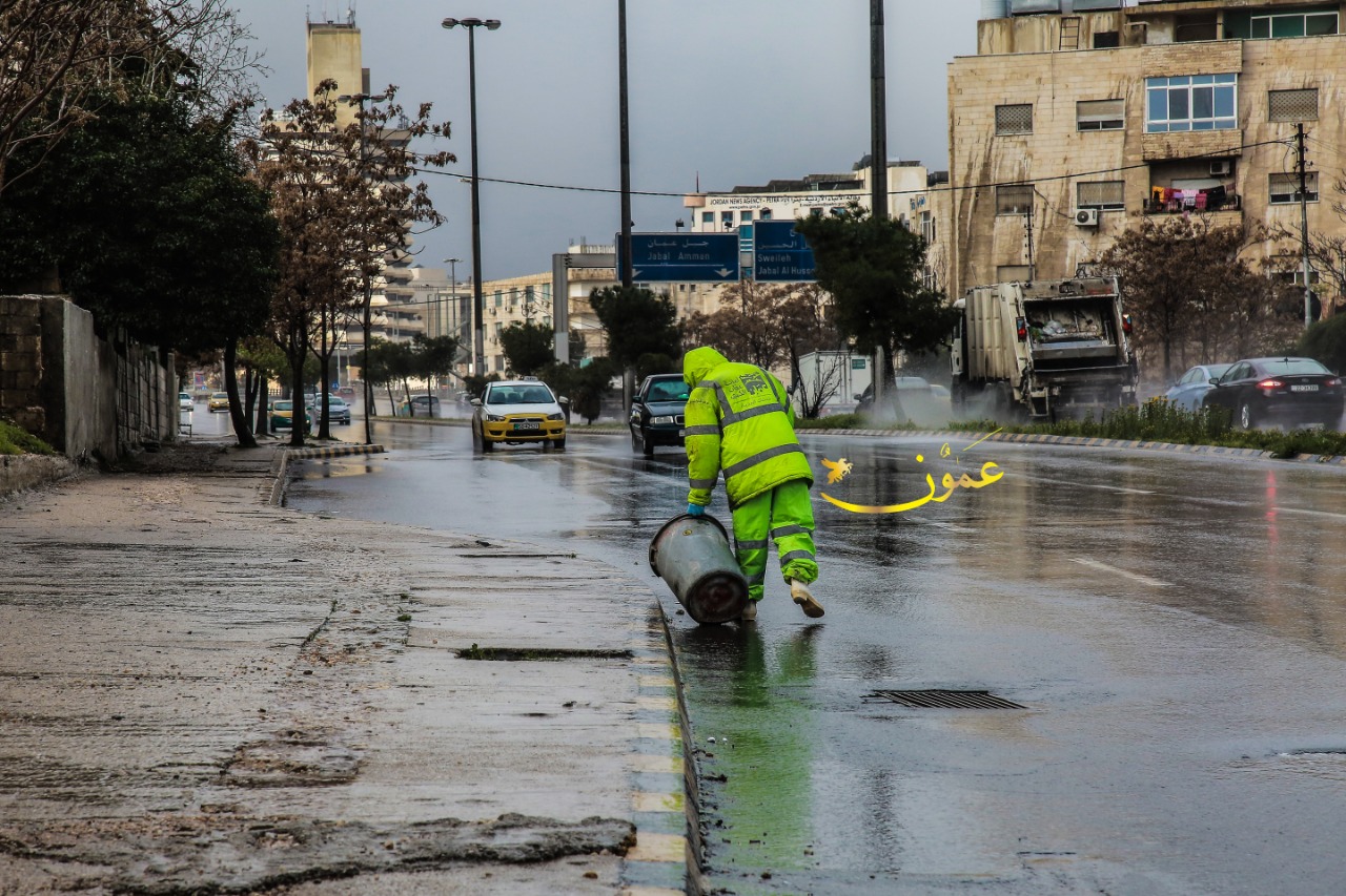 أجواء ماطرة وباردة وتحذير من تدني مدى الرؤية الجمعة