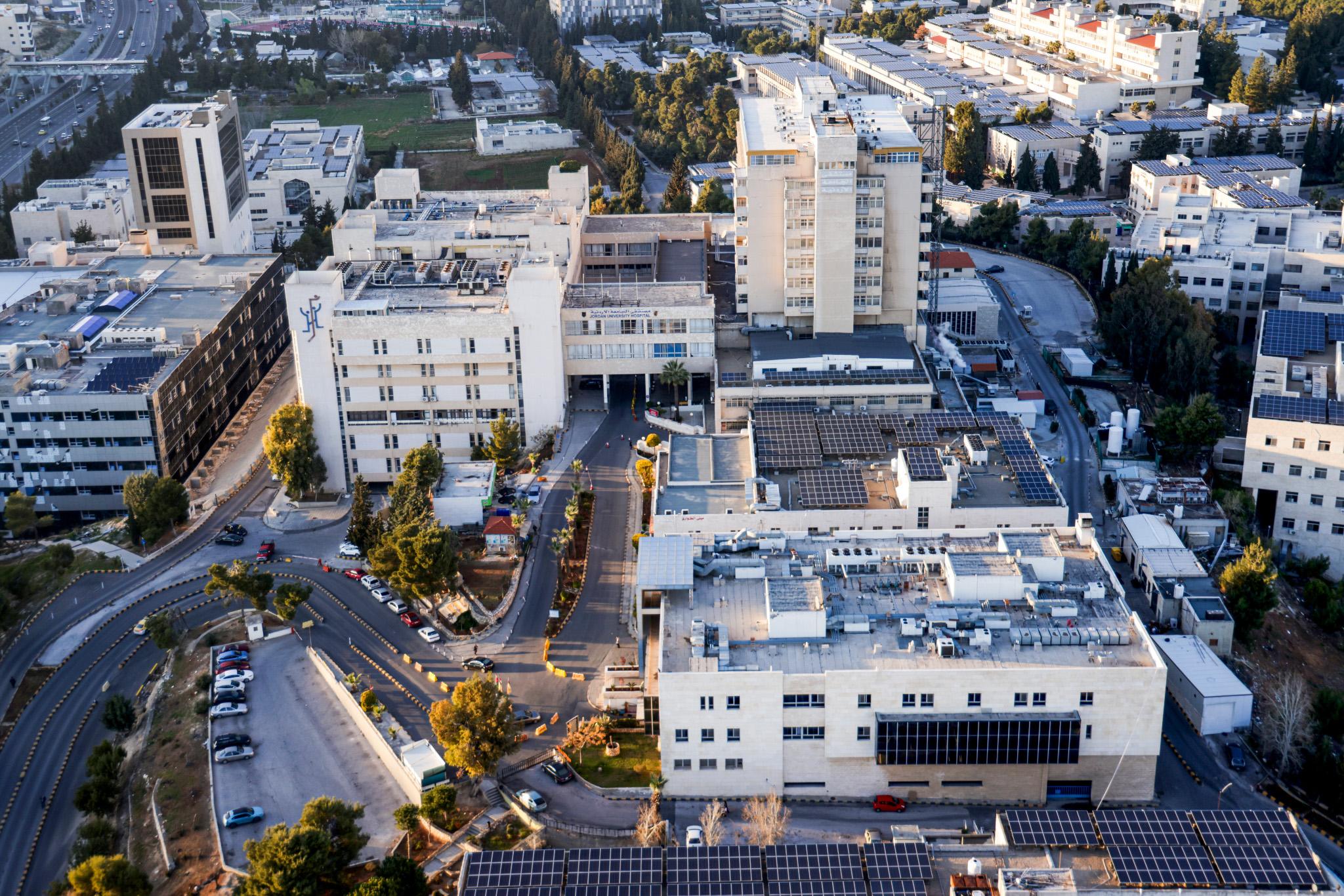 مستشفى الجامعة يوضّح بشأن تعرُّض أحد الأطبّاء المقيمين لحالة سقوط