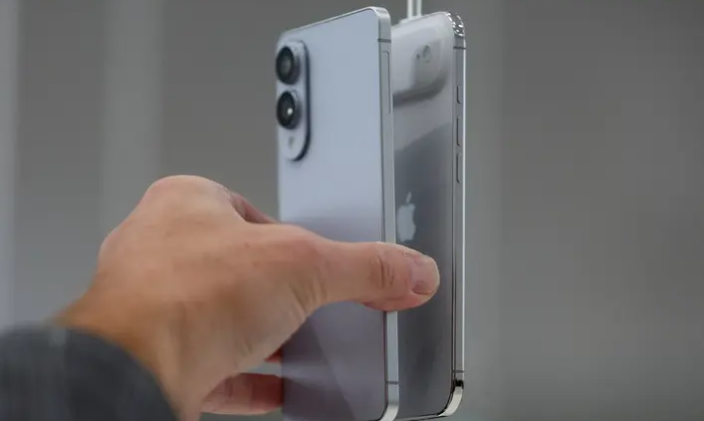 أبل تستعد لإصلاح أكبر عيوب آيفون إير في الجيل الثاني