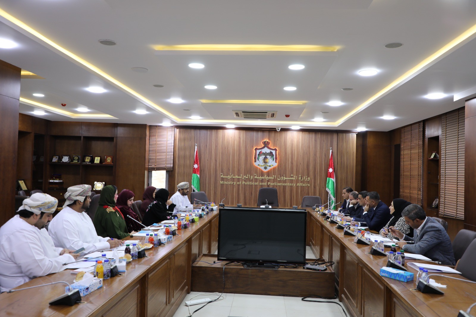 وفد من مجلس الشورى العُماني يزور وزارة الشؤون السياسية