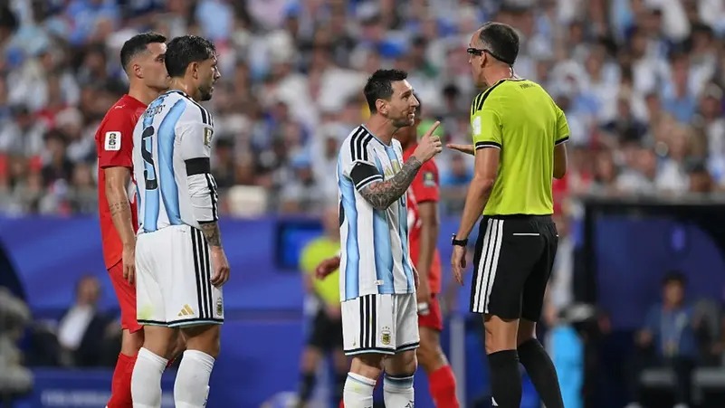 مشجعو إنجلترا بقلق: فيفا سيضحي بمنتخبنا لـعيون ميسي