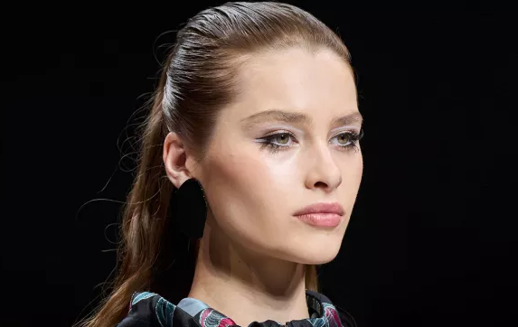 تسريحات شعر ذكية تمنحكِ مظهراً أصغر سناً بإطلالة تجمع بين النعومة والحيوية