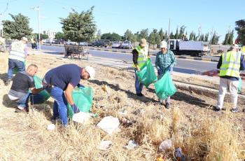 بلدية اربد تنفذ حملة نظافة لساحات وشوارع محيطة بالحدائق
