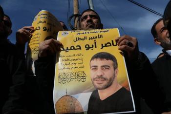 إسرائيل ترفض طلبا رسميا لزيارة الأسير المريض ناصر أبو حميد