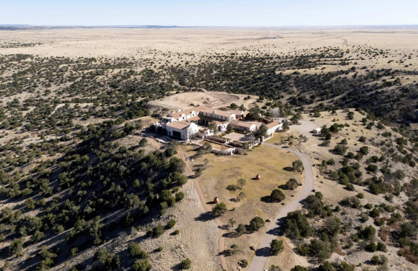 محققون أمريكيون يفتشون مزرعة ابستين في المكسيك 