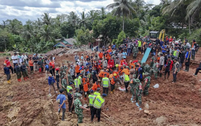 إندونيسيا: مصرع 23 جنديا فى انهيارات أرضية وعشرات المفقودين 