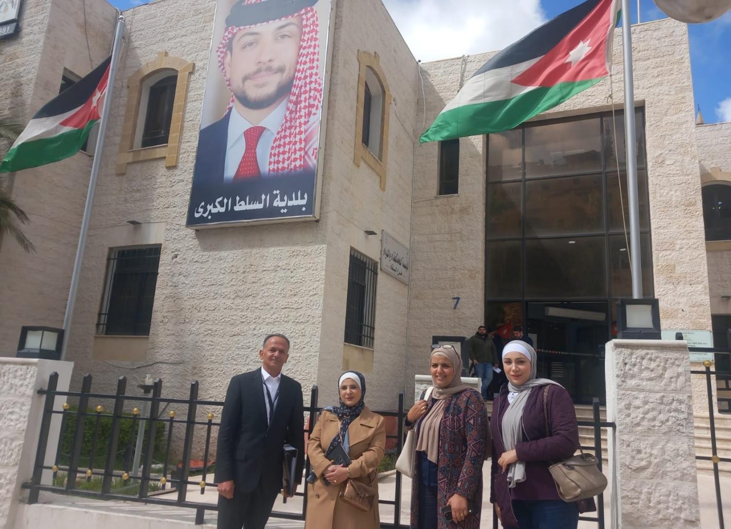 مظلات معدنية على مواقف تحميل وتنزيل الركاب في السلط 