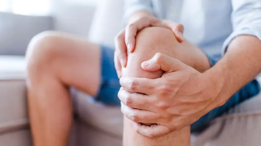 طقطقة الركبة ..  هل هو إنذار مبكر لالتهاب المفاصل؟