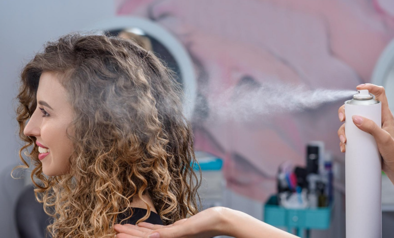 عمل ليف إن رشاش في المنزل للشعر الكيرلي حسب نوع الشعر ودرجة الجفاف