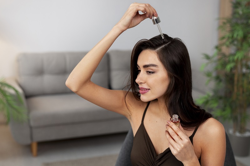 روتين طبيعي لتقوية بصيلات الشعر ومنع تساقطه بطرق مجرّبة وفعّالة