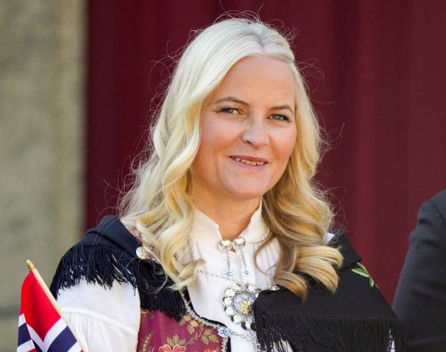 ولية عهد النرويج تعتذر لعائلتها بسبب صداقتها مع إبستين 