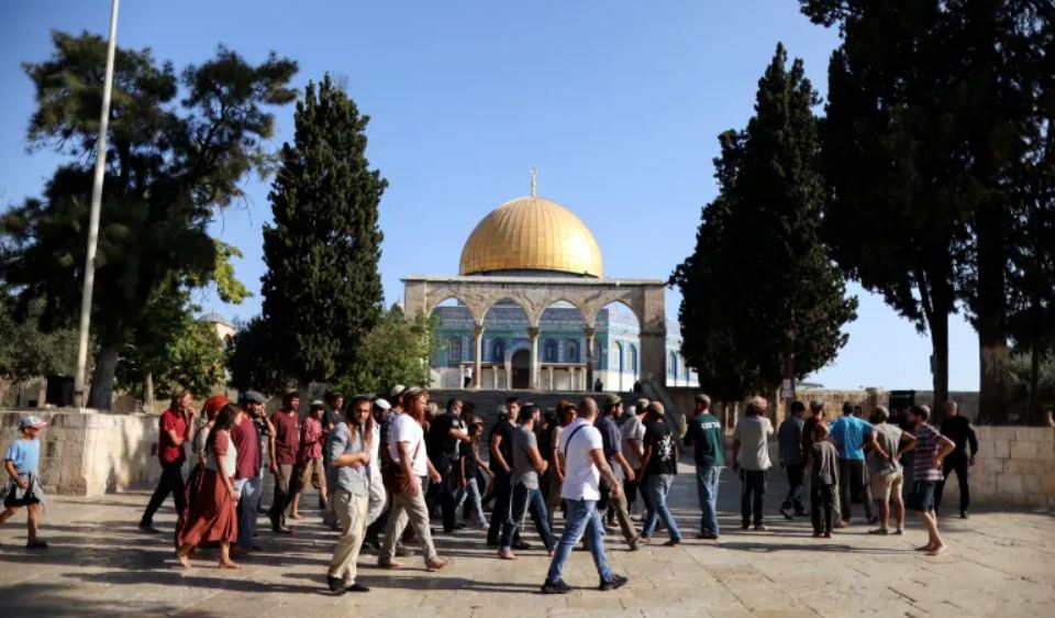 مستوطنون يقتحمون الأقصى بعد إعادة فتحه