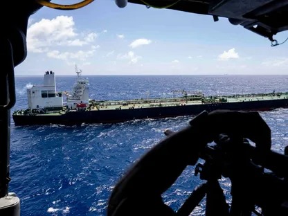 حادث بحري قبالة مسقط: انفجار وتصاعد للدخان قرب سفينة