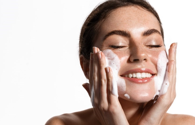 غسول الوجه ومنظف البشرة ..  تعرف على الفرق بينهما