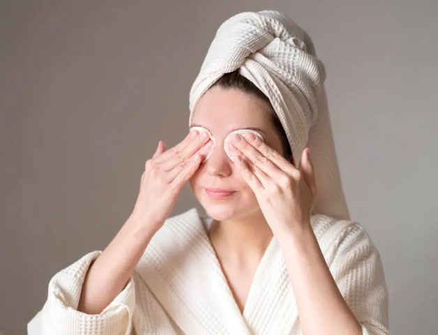 عادات صباحية تزيد جفاف البشرة شتاء ..  وآخرها شائع جداً