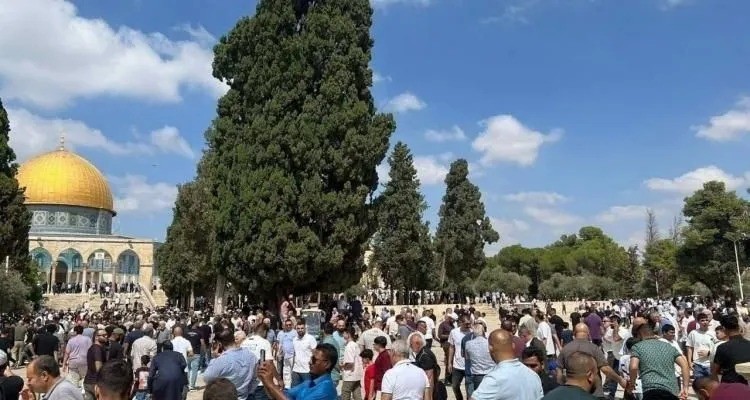 عشرات الآلاف يؤدون صلاة الجمعة في باحات المسجد الأقصى المبارك