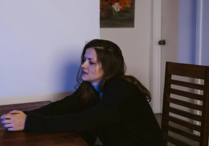 بين النقد الذاتي والقلق الاجتماعي ..  لماذا نظن أننا غير محبوبين؟