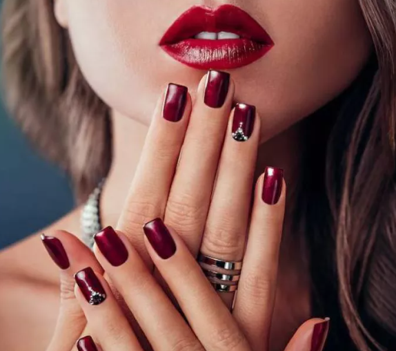 أجمل ألوان مناكير ليوم الحب 2026 لجاذبية لا تقاوم 