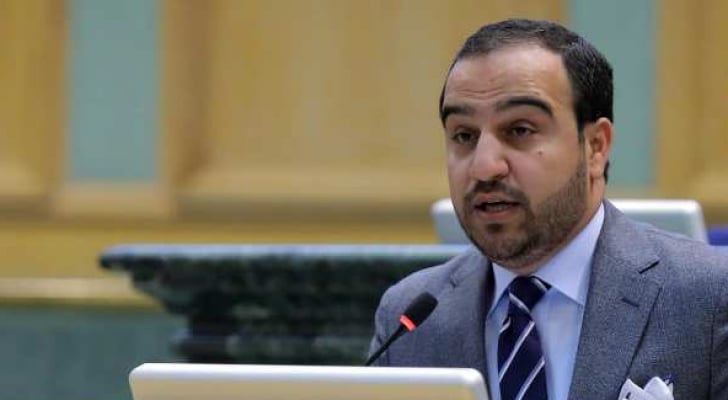 Image:محام فلسطيني يمثل العدوان امام محكمة عوفر