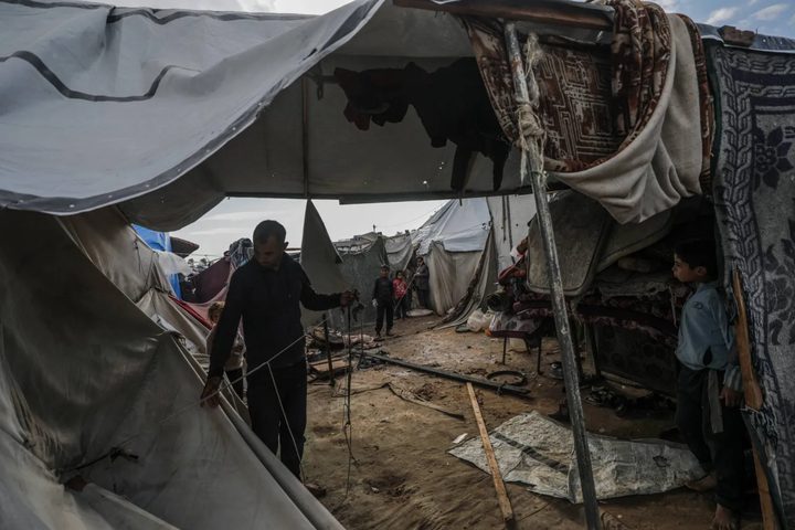 وفاة أم وطفلها حرقاً ورضيعة بسبب البرد في غزة