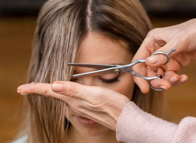 هل ينمو الشعر فعلاً بشكل أسرع بعد قص أطرافه؟