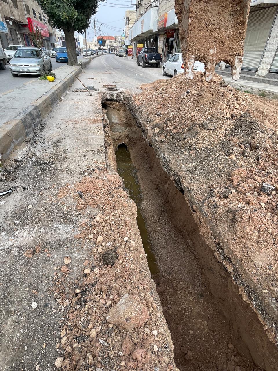 استبدال خط صرف صحي في إربد بعد فيضان مياه عادمة 