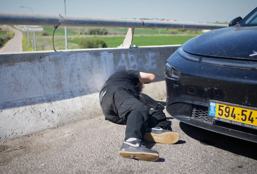 إيران تعلن استهداف مصافي نفط إسرائيلية