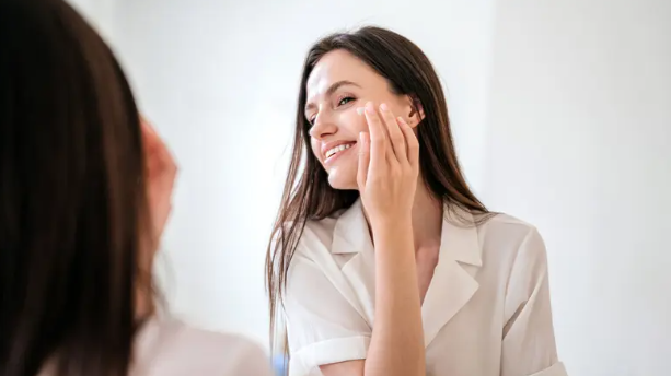 خطوات أساسية للحصول على بشرة مخملية