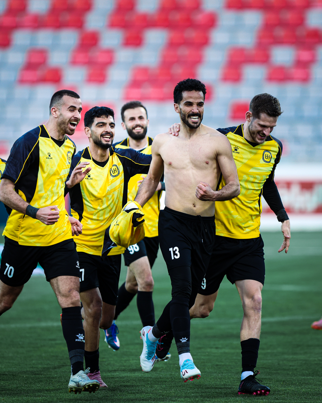 الحسين يواصل صدارته للدوري بفوز صعب على الأهلي 