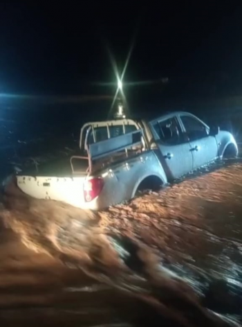 إنقاذ مواطن حاصرته السيول داخل مركبته في الديسة (فيديو)