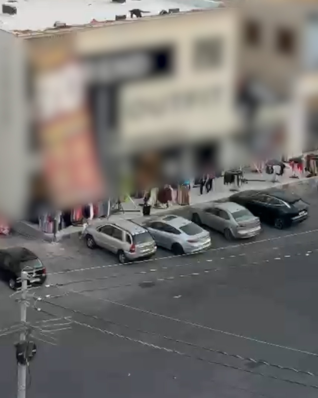مواطنون يشكون إزعاج محلات الملابس في سوق السلطان