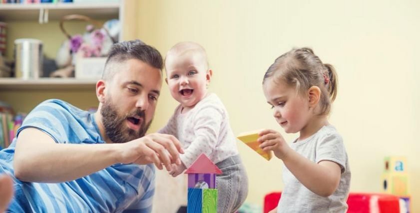 دراسة: قضاء الآباء وقتاً أطول مع أطفالهم يغير بنية أدمغتهم