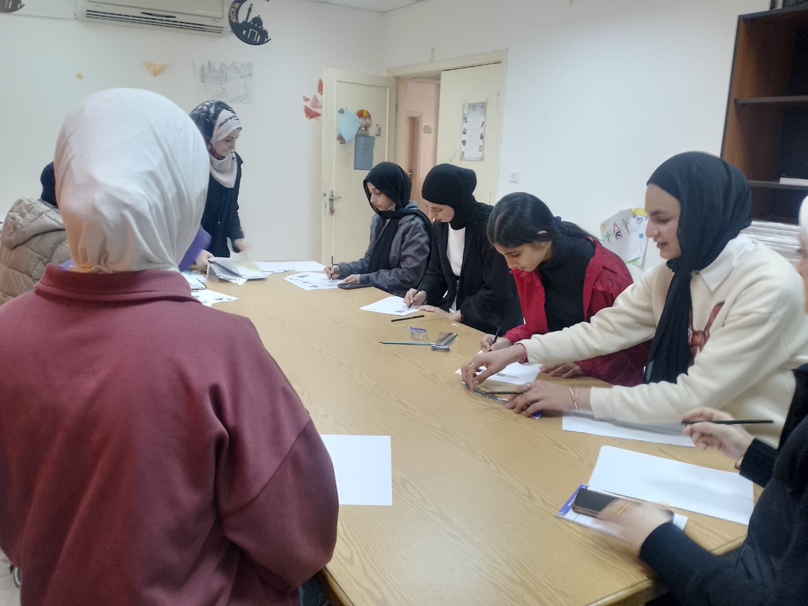 انطلاق برنامج الرسم في مركز شابات المزار الشمالي