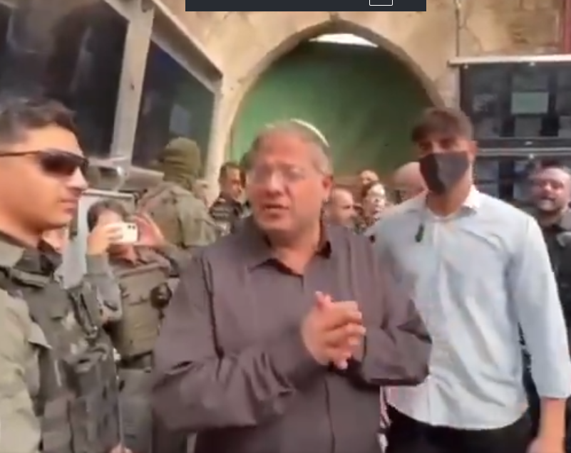 بن غفير يقتحم محيط المسجد الأقصى 