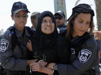 الاحتلال يحرم 28 أسيرة فلسطينية من أبنائهن في عيد الأم