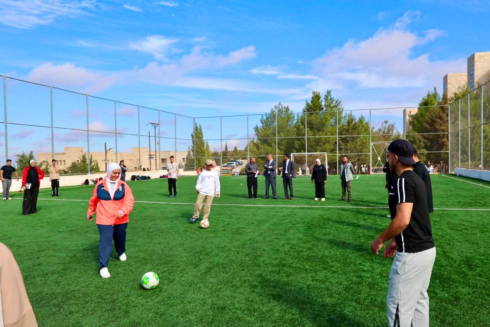 رئيس جامعة عجلون الوطنية يتابع ميدانيًا حصة عملية لطلبة التربية الرياضية